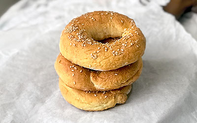 Bagels de yogurt griego y ajonjolí