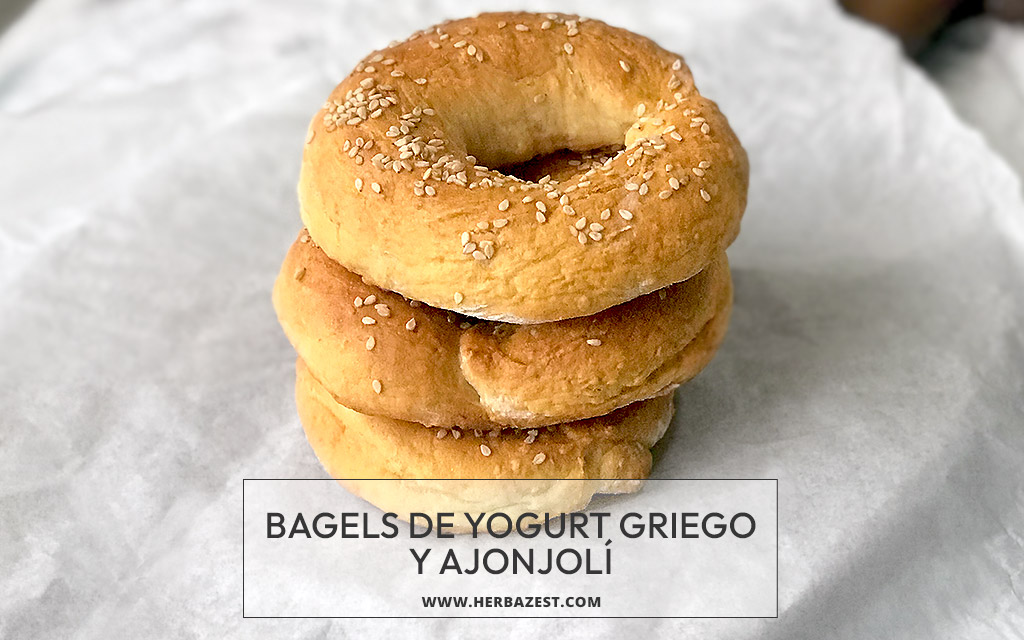 Bagels de yogurt griego y ajonjolí