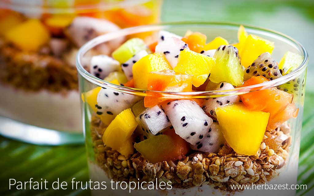 Parfait de frutas tropicales