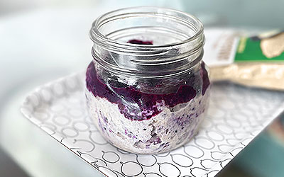 Hojuelas de amaranto reposadas con chía y arándanos