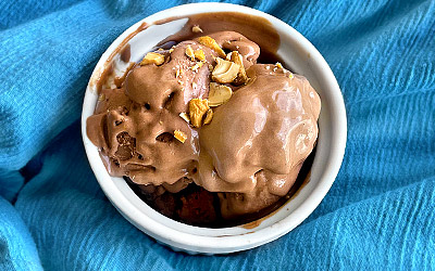 Helado cremoso de chocolate con garbanzos