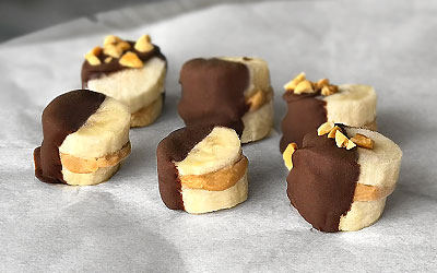 Bocaditos helados de mantequilla de maní con plátano