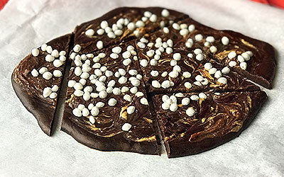 Corteza helada de mantequilla de maní con chocolate y amaranto pop