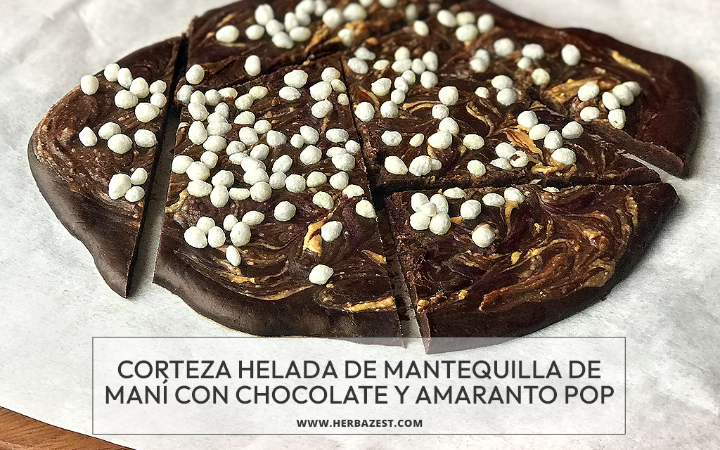 Corteza helada de mantequilla de maní con chocolate y amaranto pop