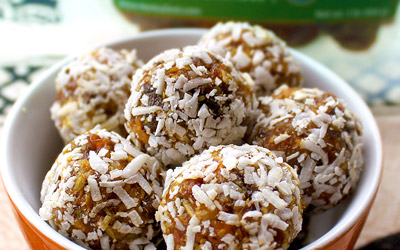 Bolitas de mango con aguaymanto y coco