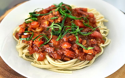 Espaguetis a la boloñesa con nueces y champiñones