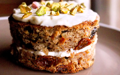 Mini kekes de zanahoria con aguaymanto y pistachos