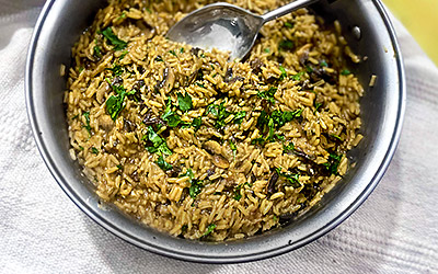 Risotto cremoso con hongos frescos y secos
