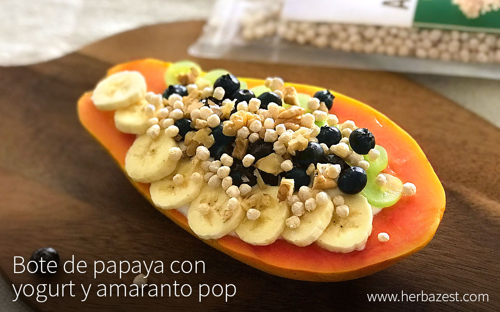Bote de papaya con yogurt y amaranto pop