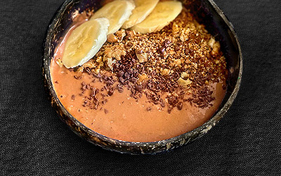 Bol con batido de chocolate y camote