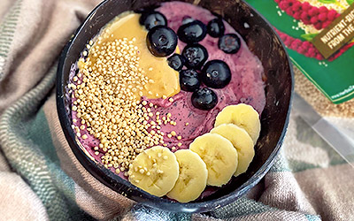 Bol de batido de arándanos y amaranto crocante