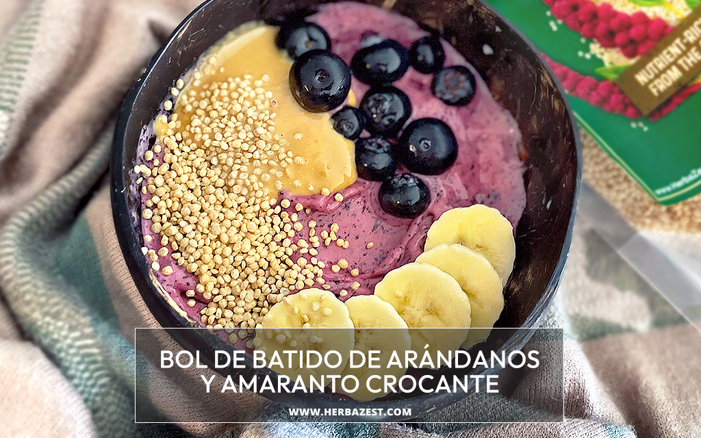 Bol de batido de arándanos y amaranto crocante