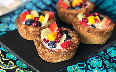 Vasitos de quinua en hojuelas rellenos de frutas