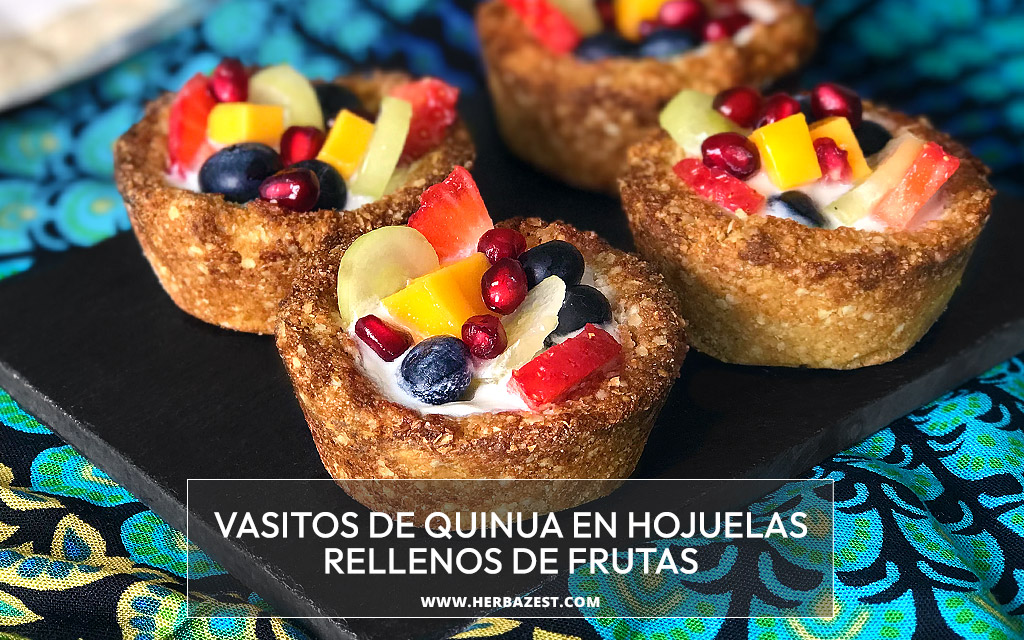 Vasitos de quinua en hojuelas rellenos de frutas