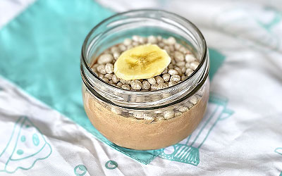 Mousse de requesón con chocolate y cañihua pop