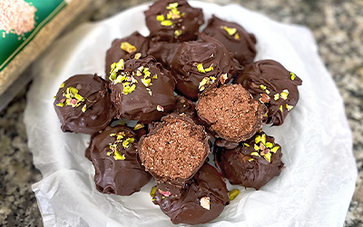 Trufas de Chocolate con Queso Cottage y Quinua en Hojuelas