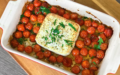 Queso feta horneado con tomates y hierbas aromáticas