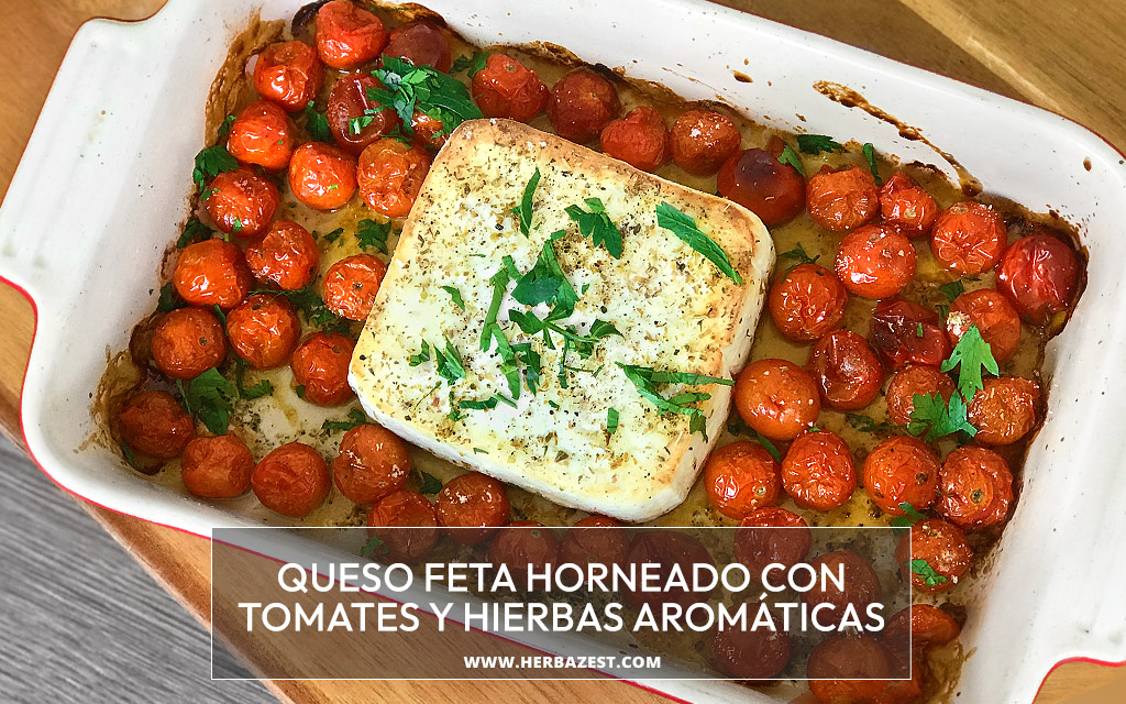 Queso feta horneado con tomates y hierbas aromáticas