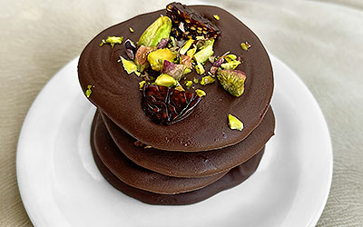 Charcos de chocolate con aguaymanto y pistachos