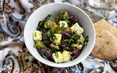 Ensalada de queso feta con aceitunas