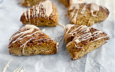 Scones de manzana con canela y glaseado de lúcuma