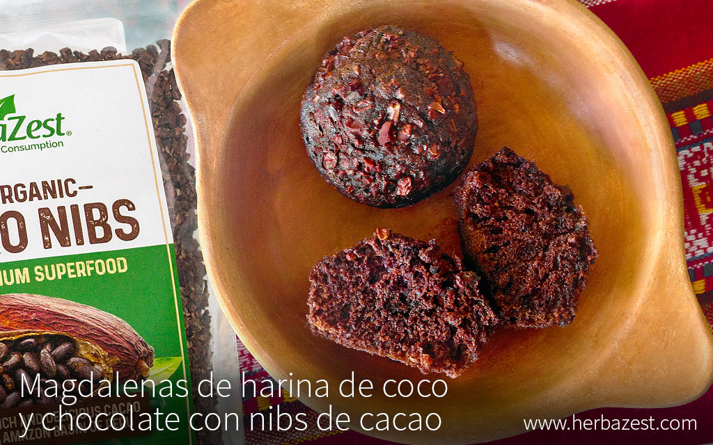 Magdalenas de harina de coco y chocolate con nibs de cacao