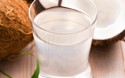 El agua de coco es tan rehidratante como las bebidas deportivas