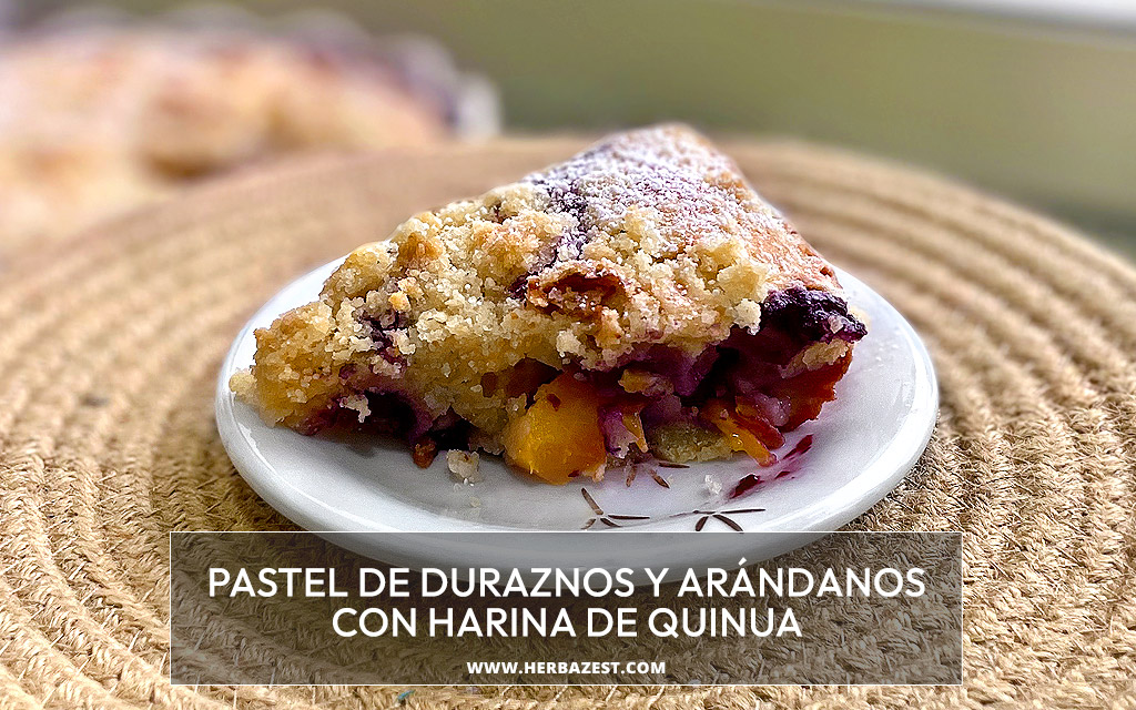 Pastel de duraznos y arándanos con harina de quinua