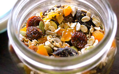 Muesli saludable con mango y aguaymanto