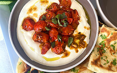 Queso feta batido con tomates cherry