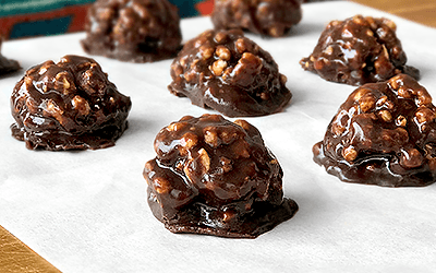 Bocadillos de granola con chocolate y amaranto pop