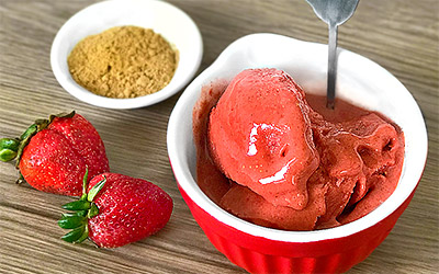 Helado cremoso de fresas con camu camu