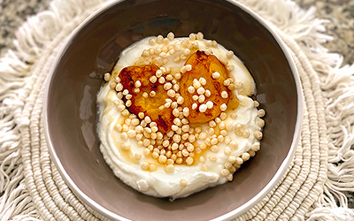 Tazón de Yogur con Quinua Pop y Duraznos Salteados a la Sartén