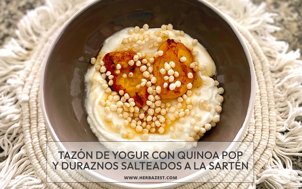 Tazón de Yogur con Quinua Pop y Duraznos Salteados a la Sartén