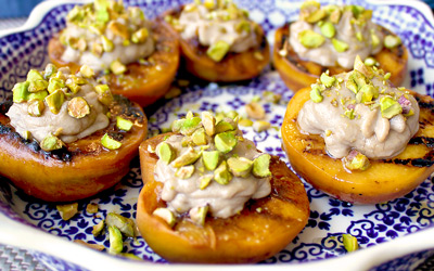 Duraznos grillados con crema de lúcuma y pistachos