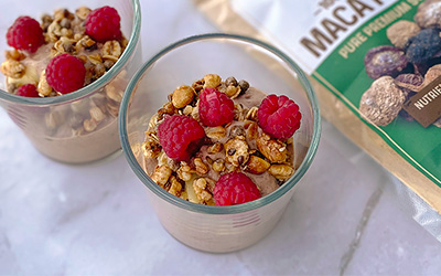 Parfait de yogur con chocolate y maca
