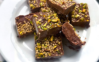 Fudge de chocolate con amaranto crocante y pistachos