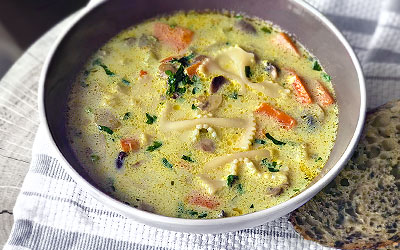 Sopa de champiñones y vegetales con pasta