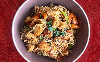 Fideos salteados con tofu