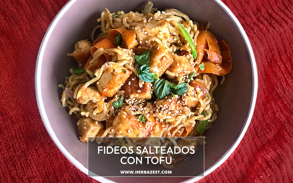 Fideos salteados con tofu