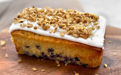 Keke de lima con arándanos azules