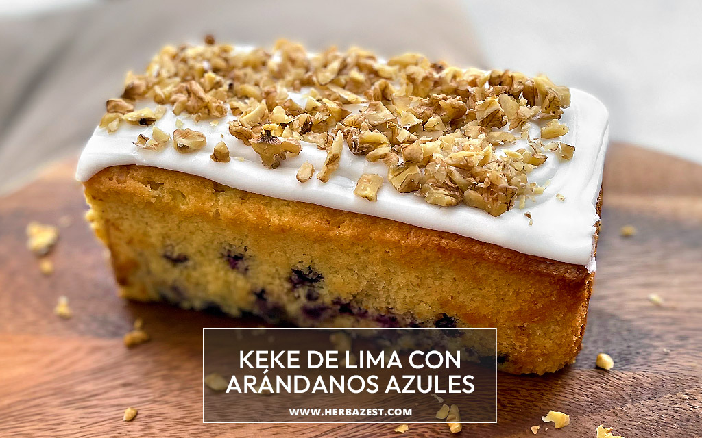 Keke de lima con arándanos azules