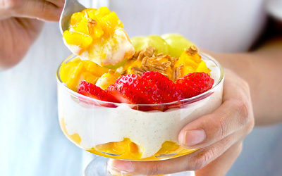 Yogurt de camu camu con granola y frutas