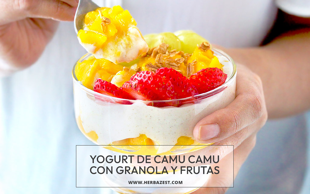 Yogurt de camu camu con granola y frutas